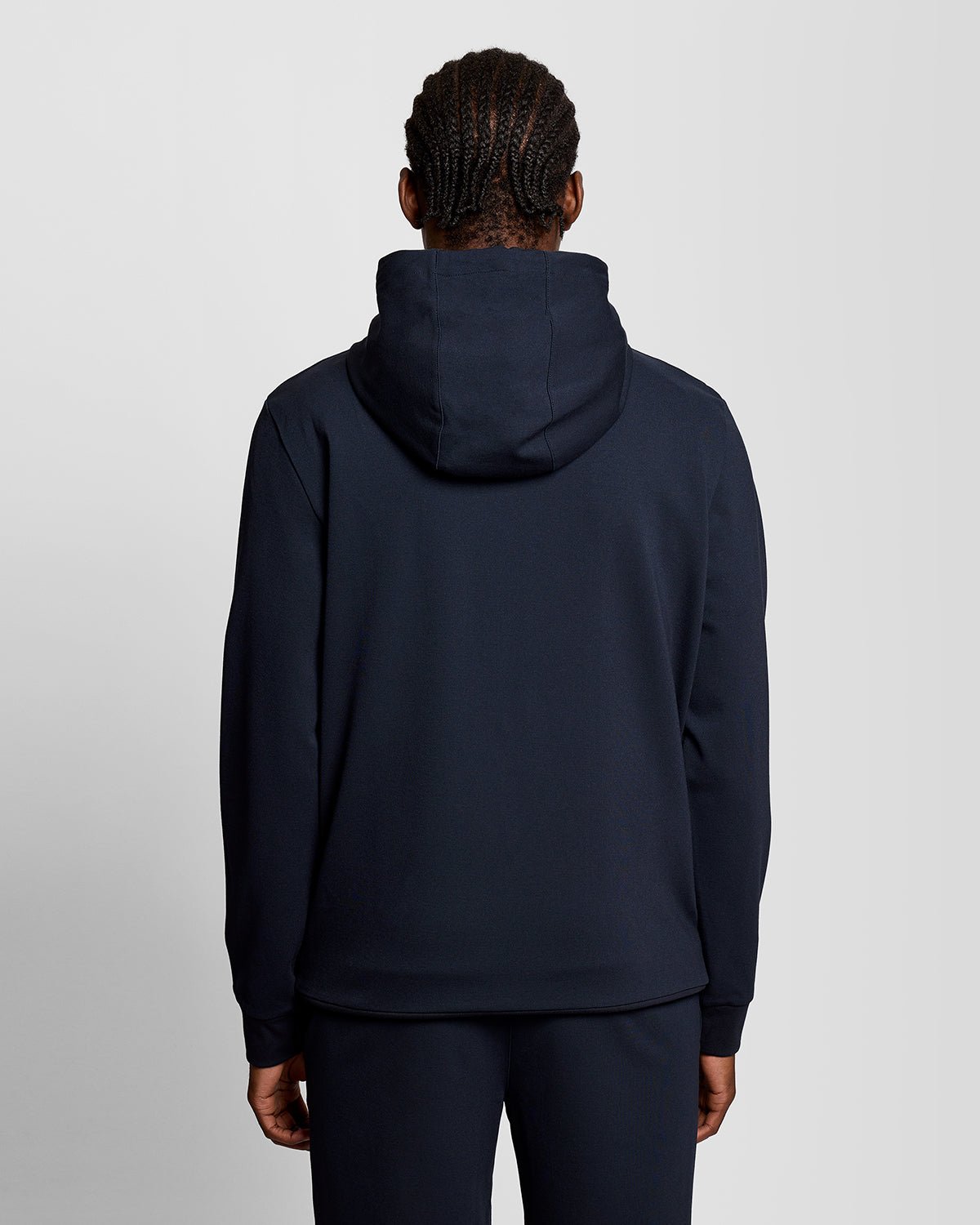 Homme portant un sweat à capuche léger de sport bleu marine foncé