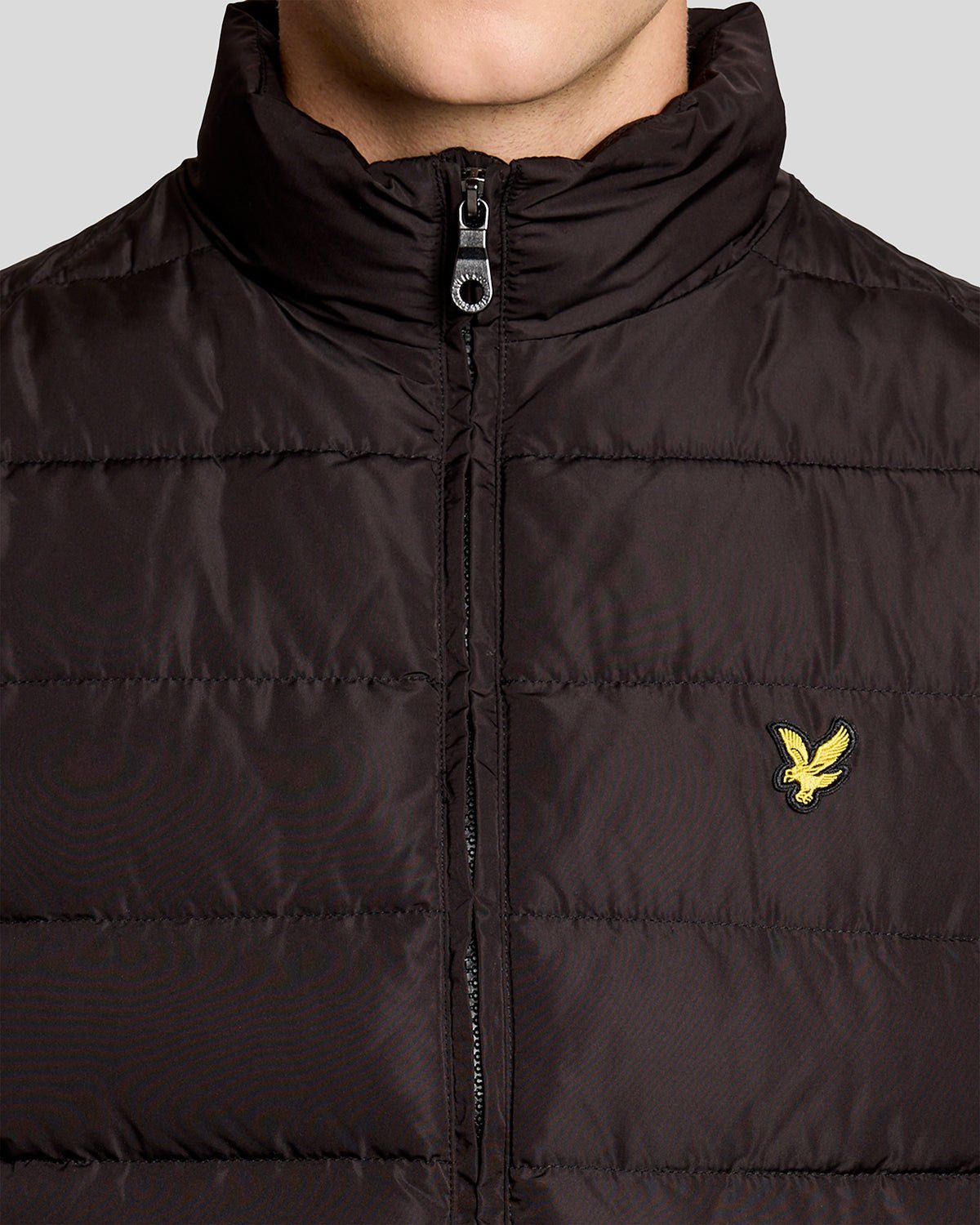 Un homme porte un gilet matelassé noir de jais