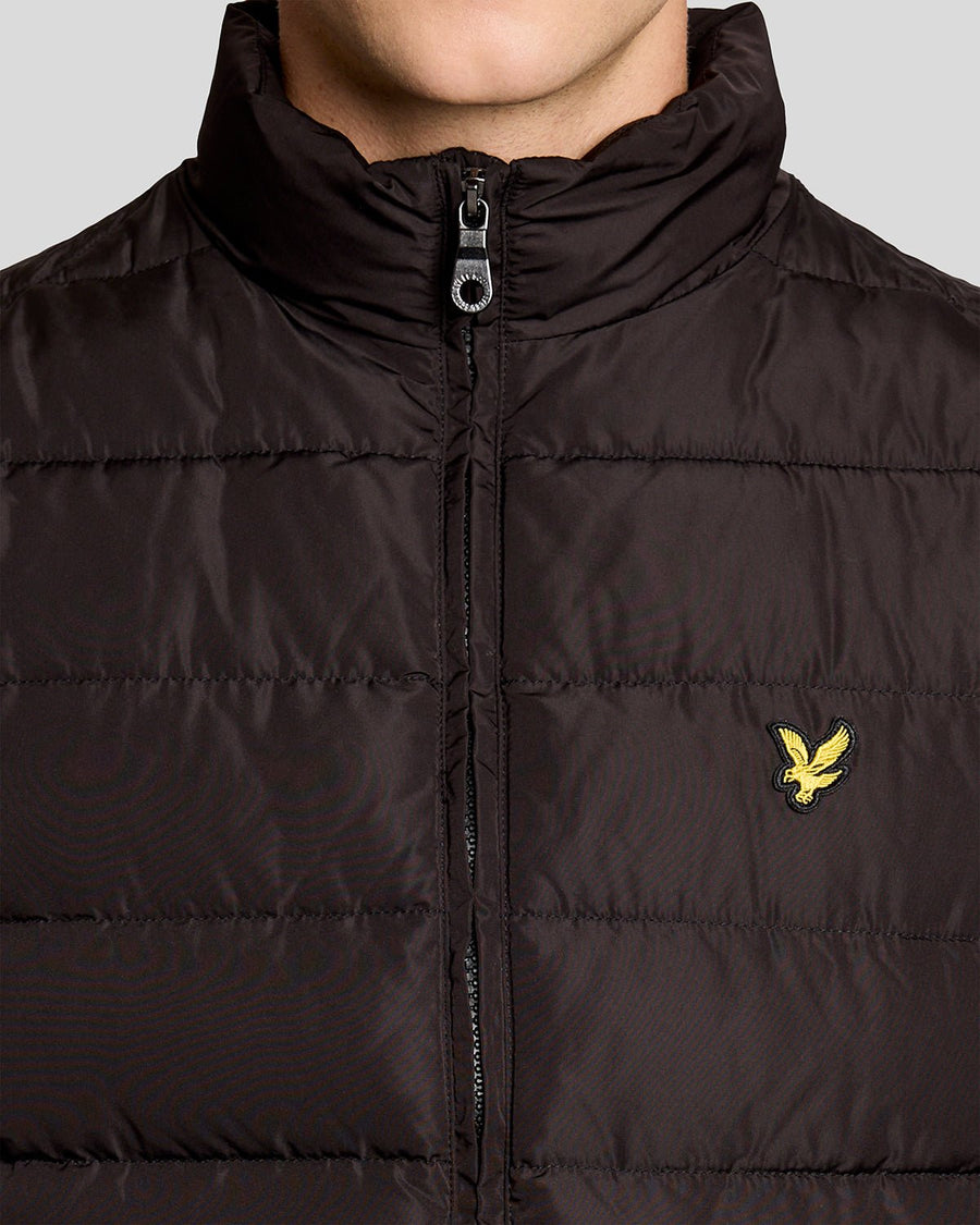 Un homme porte un gilet matelassé noir de jais