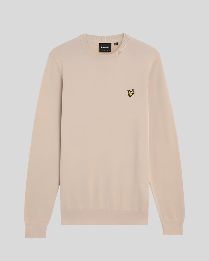 Un homme porte un pull à col rond en coton, couleur Cove