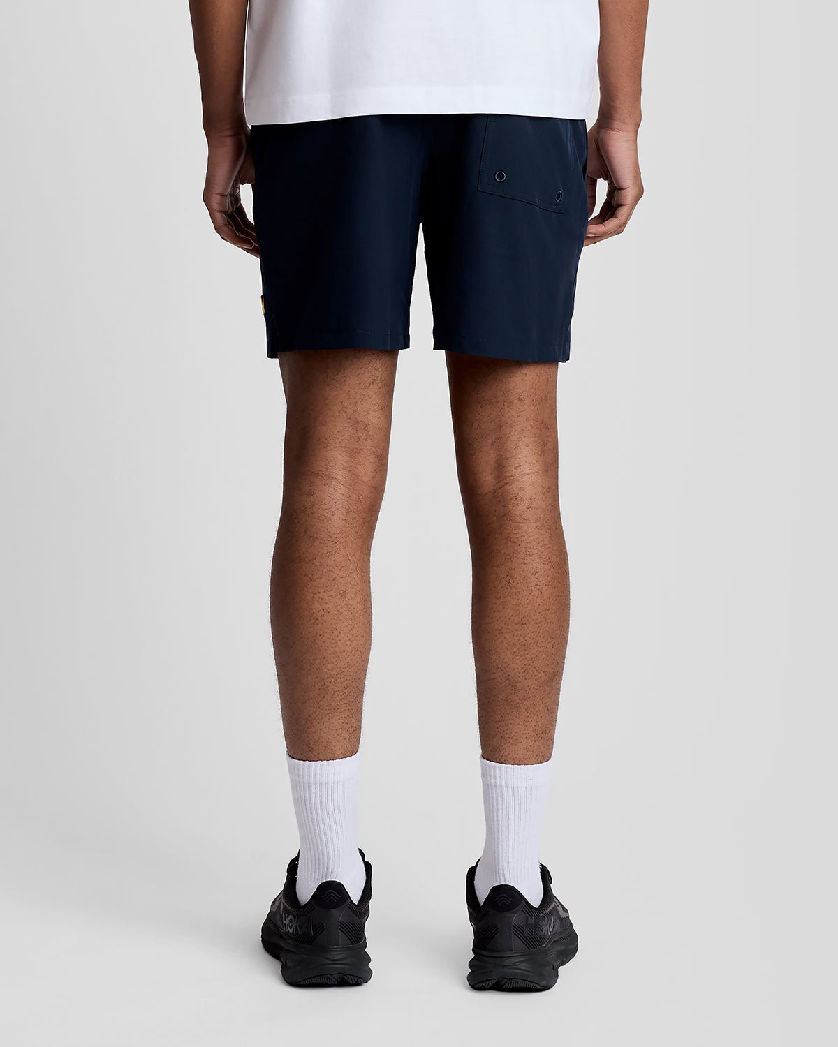 Un homme porte un short de bain bleu marine foncé