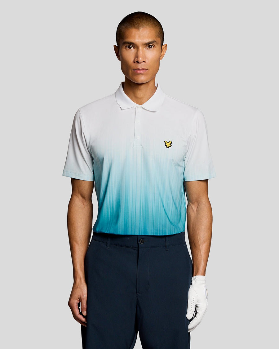 Un homme porte un polo dégradé bleu aigue-marine