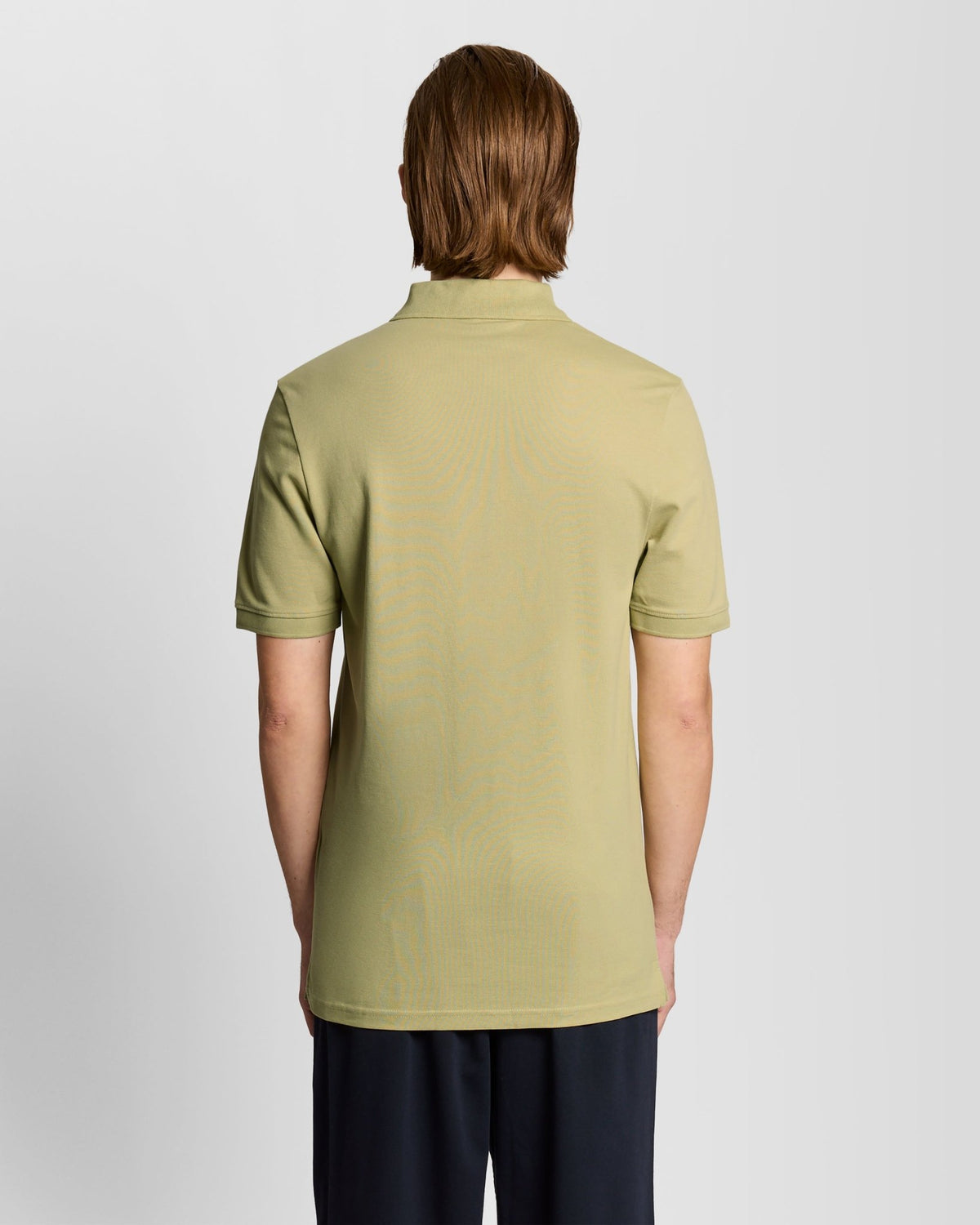 Homme portant un polo en coton vert herbe