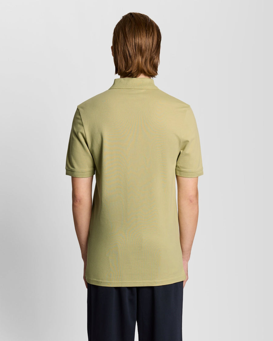 Homme portant un polo en coton vert herbe