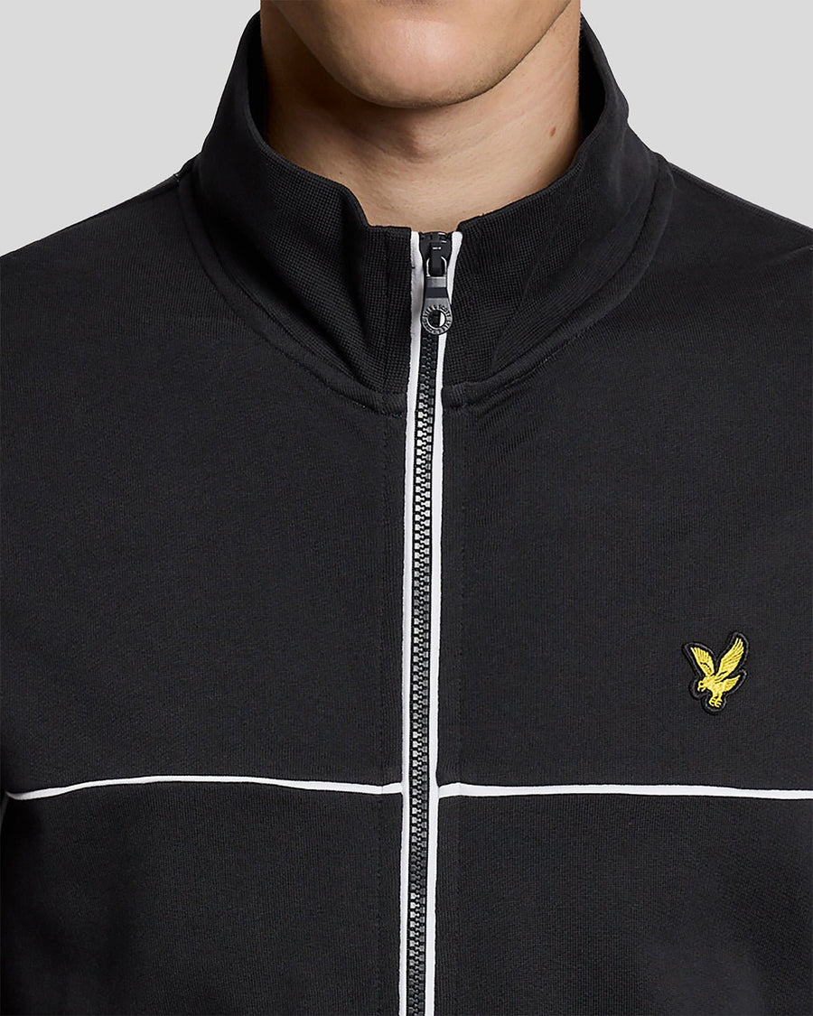 Homme portant un sweat à capuche zippé sur toute la longueur avec passepoil, couleur bleu marine foncé