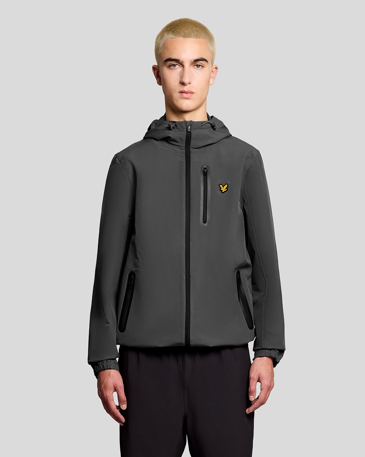 Un homme porte une veste de sport imperméable à capuche dans « Turbulence »