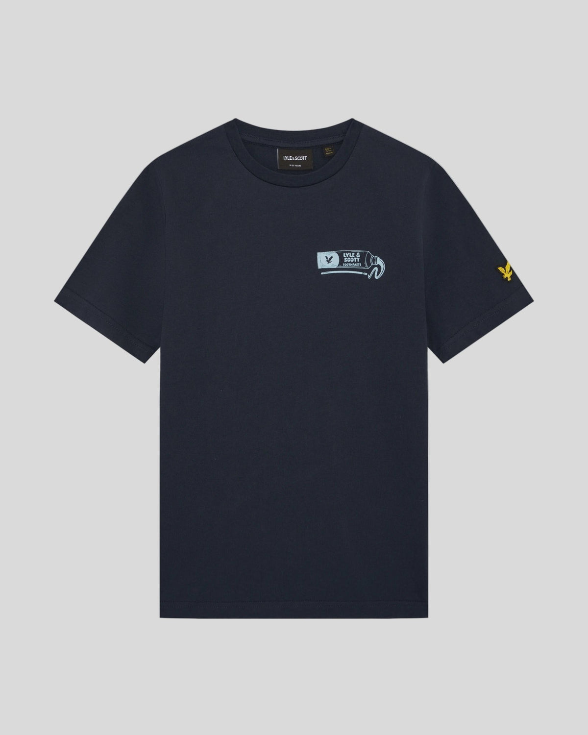 Uomo con maglietta con stampa sul retro in blu navy scuro