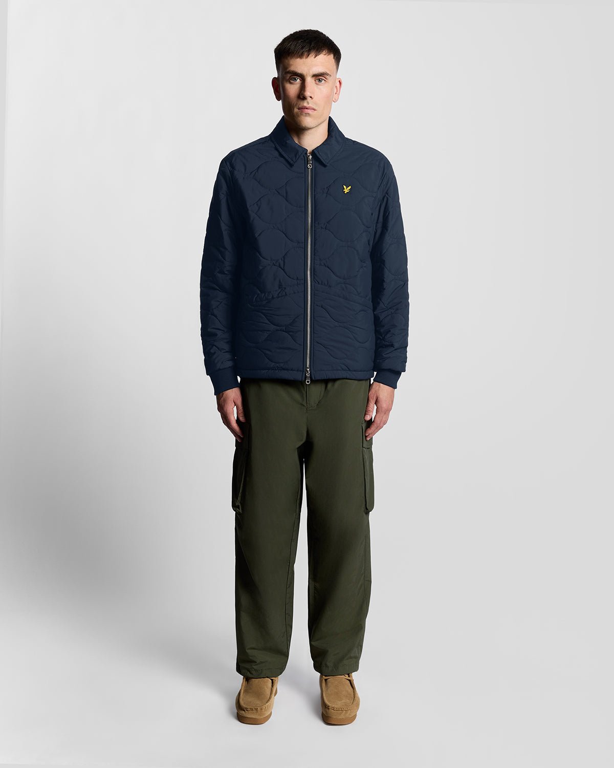 Homme portant une veste matelassée ripstop imperméable, bleu marine foncé