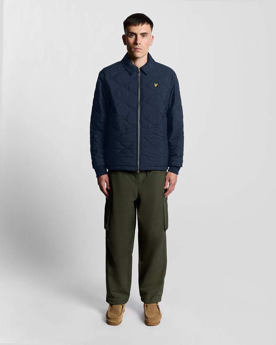 Homme portant une veste matelassée ripstop imperméable, bleu marine foncé