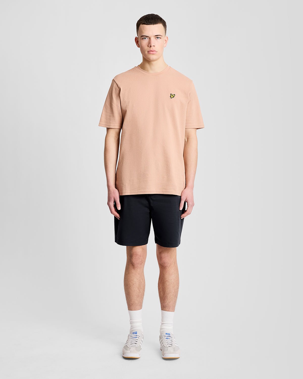 Un homme porte un t-shirt en jacquard texturé couleur orge