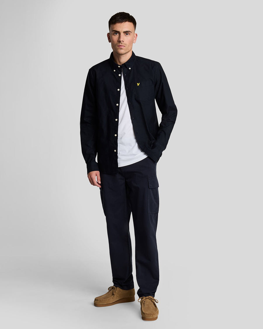 Uomo con pantaloni con tasche cargo in blu scuro