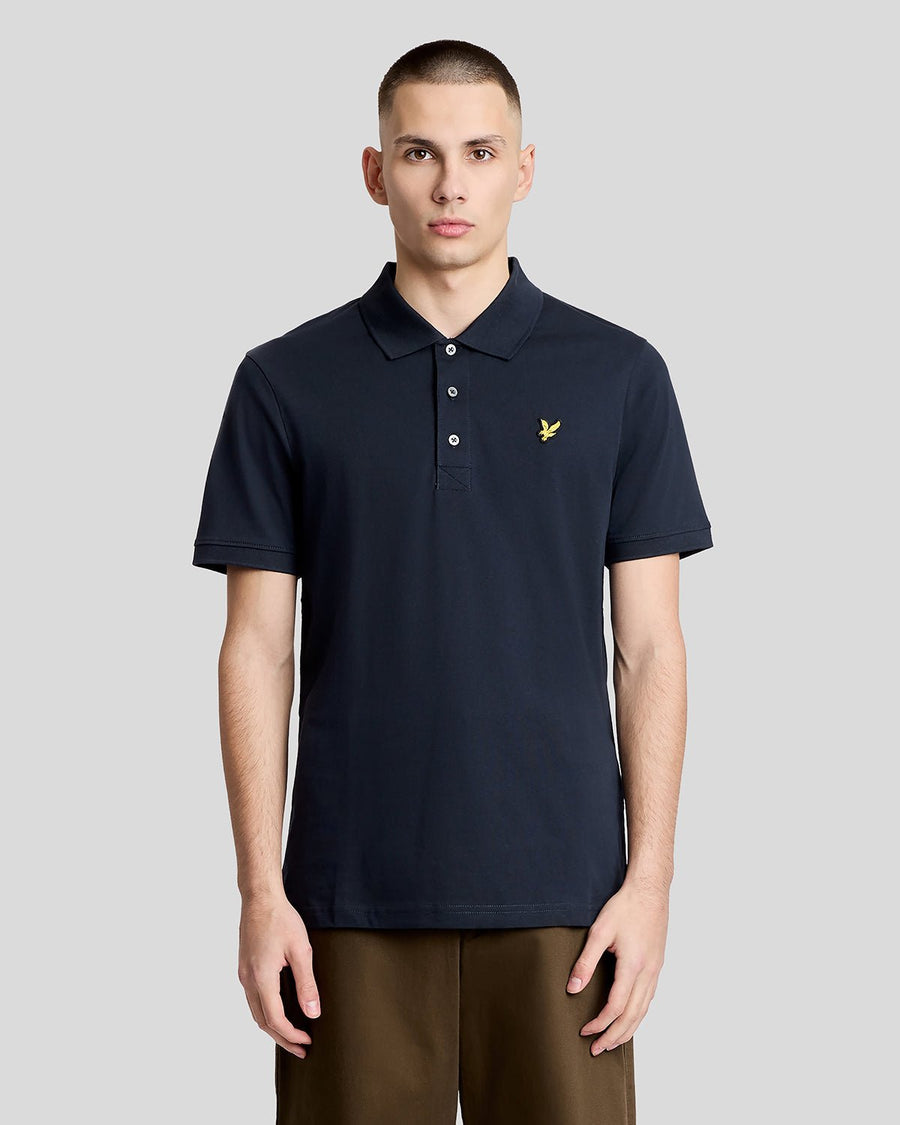 Hombre con polo de jersey de algodón en azul marino oscuro