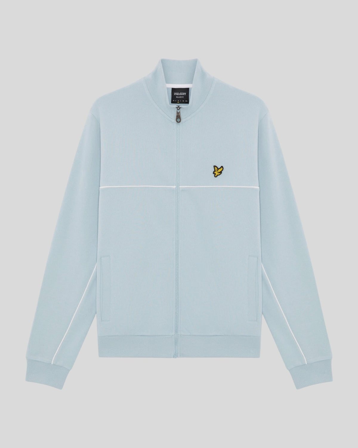 Homme portant un sweat à capuche zippé intégral à passepoil, couleur bleu opale