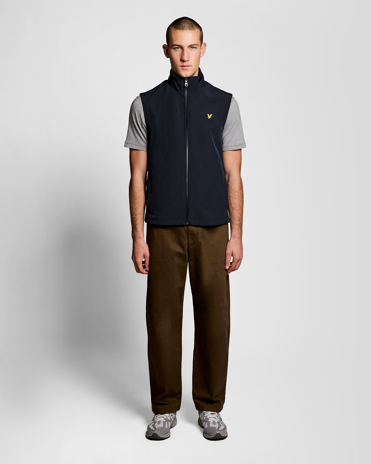 Homme portant un gilet softshell à dos en maille, bleu marine foncé
