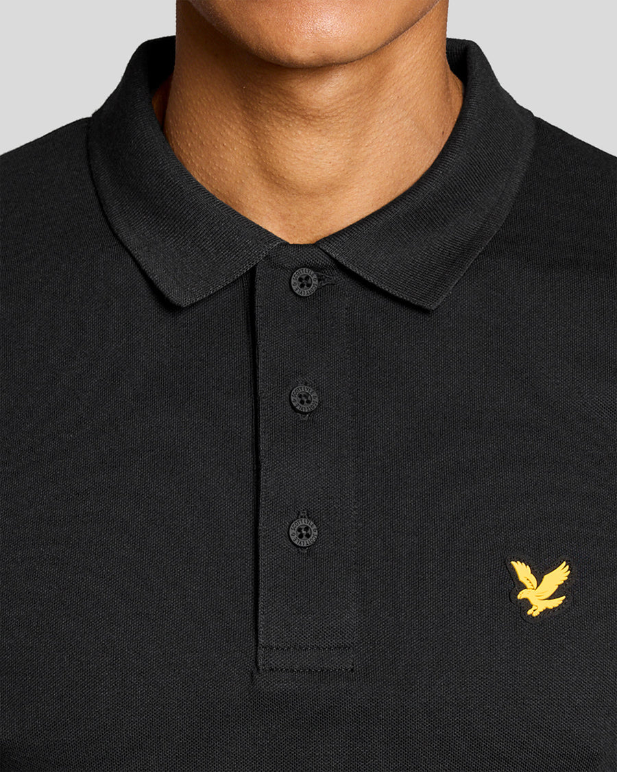 Un homme porte un polo technique noir de jais