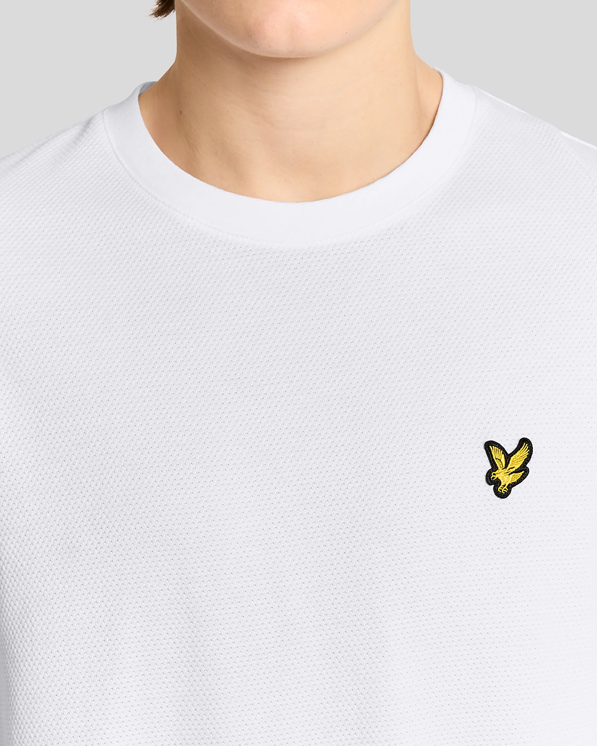 Homme portant un t-shirt jacquard texturé blanc