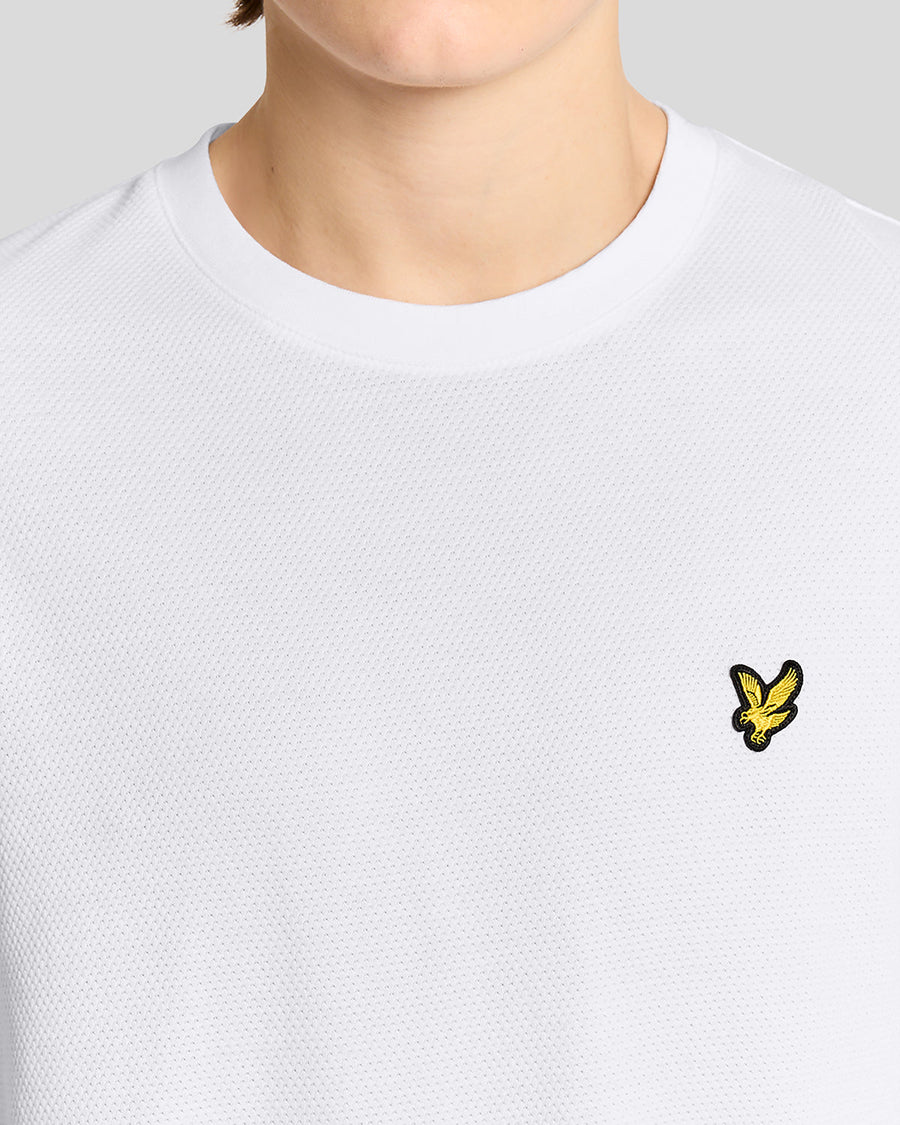 Homme portant un t-shirt jacquard texturé blanc