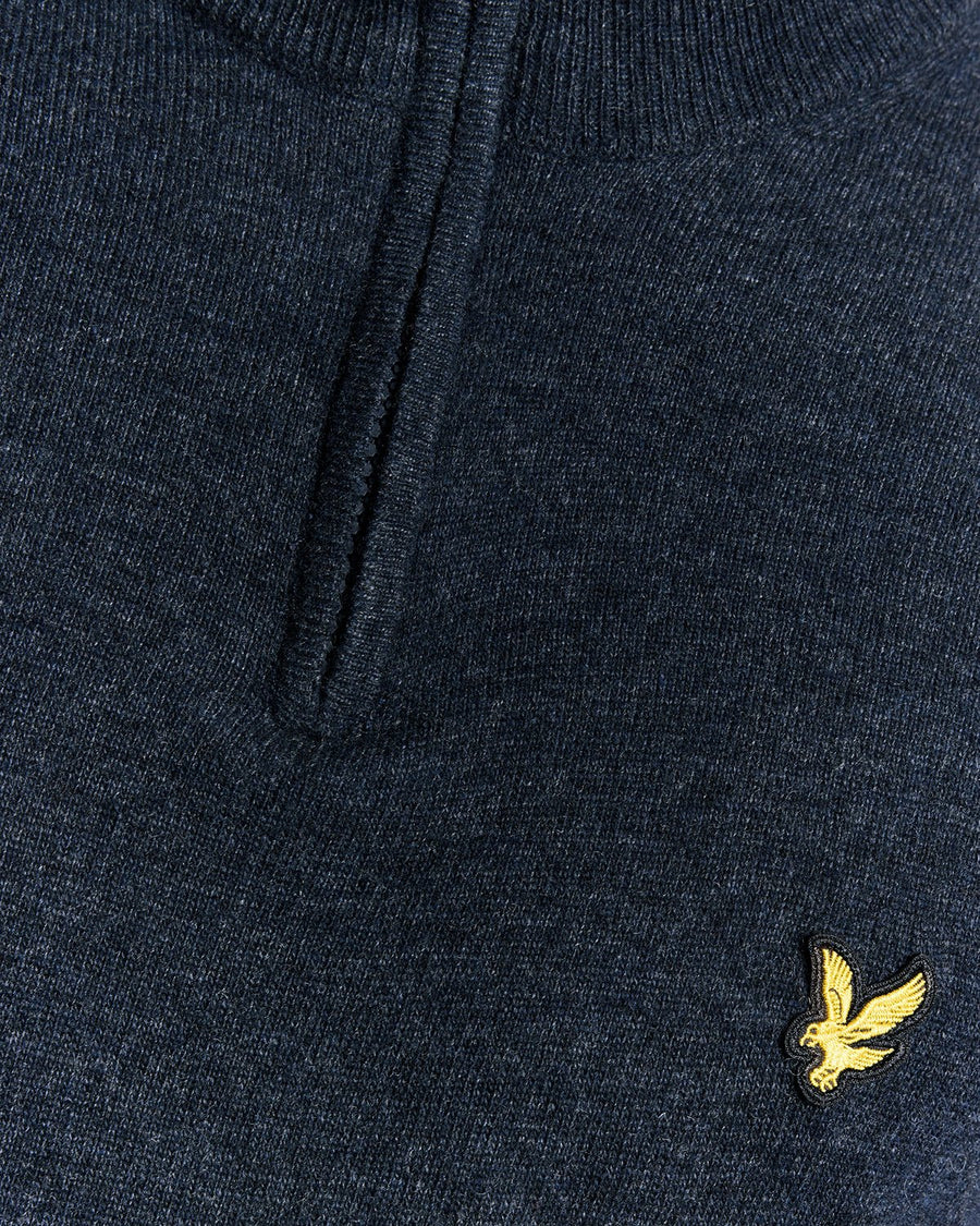 Homme portant un pull à fermeture éclair 1/4 en laine d'agneau mélangée, couleur bleu marine foncé chiné