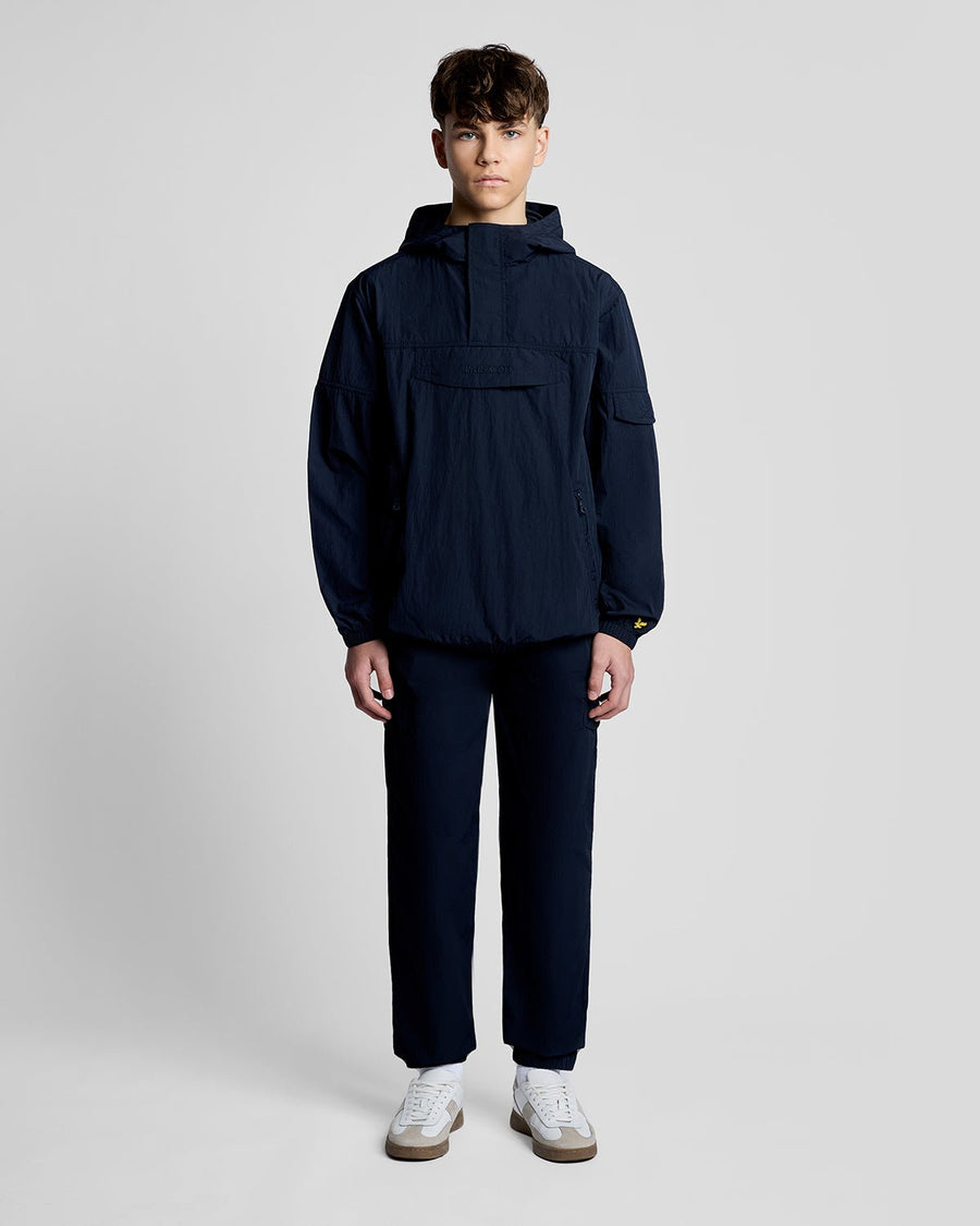 Homme portant une veste-blouse imperméable bleu marine foncé