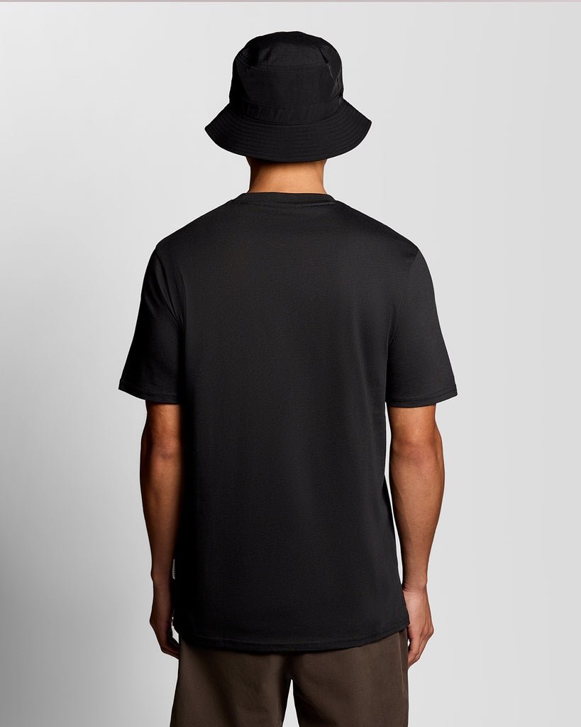Homme portant un t-shirt à col rond avec motif brodé, couleur bleu marine foncé