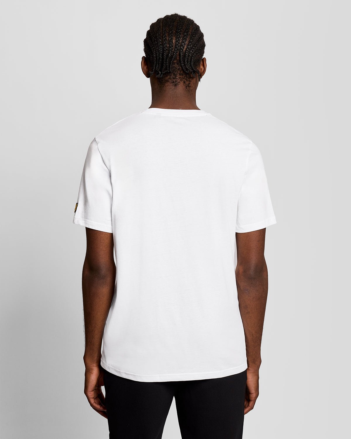 Homme portant un t-shirt blanc avec le logo graphique « Sports Redefined »