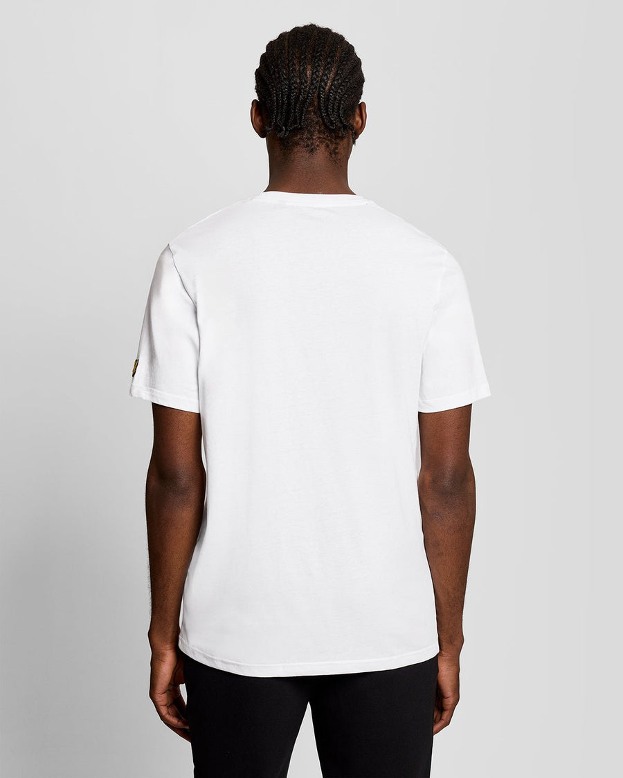 Homme portant un t-shirt blanc avec le logo graphique « Sports Redefined »