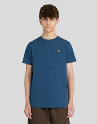 Junge trägt ein Baumwoll-T-Shirt mit Rundhalsausschnitt in Ägäisblau