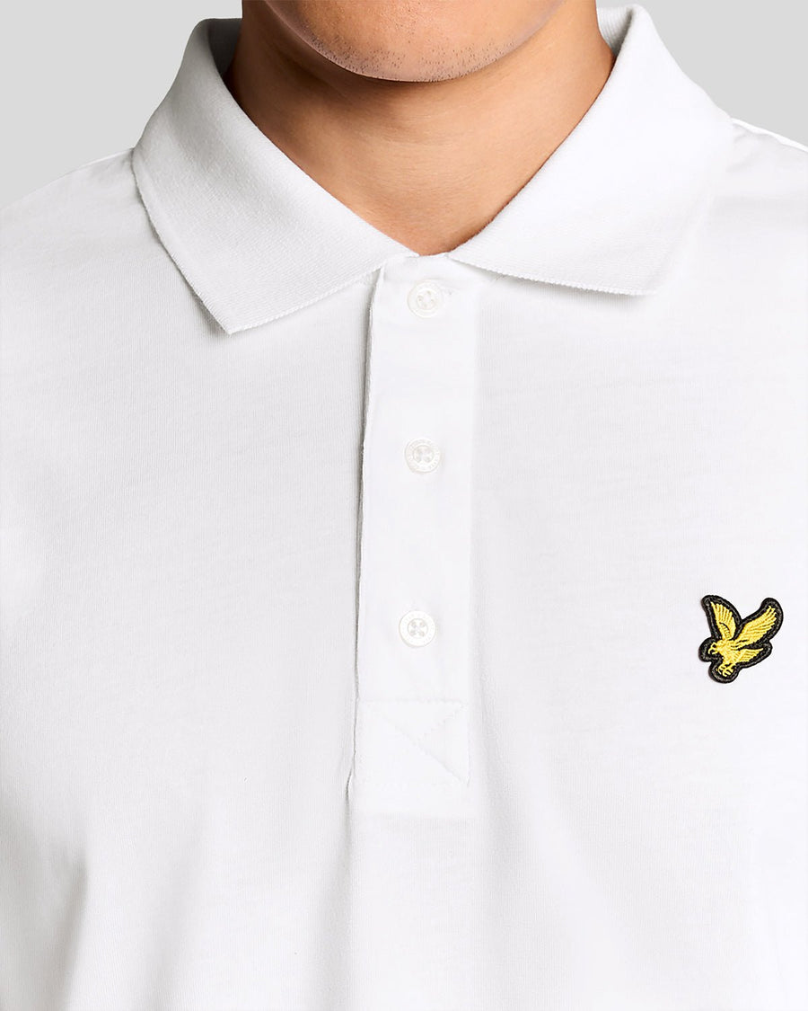 Homme portant un polo en jersey de coton blanc