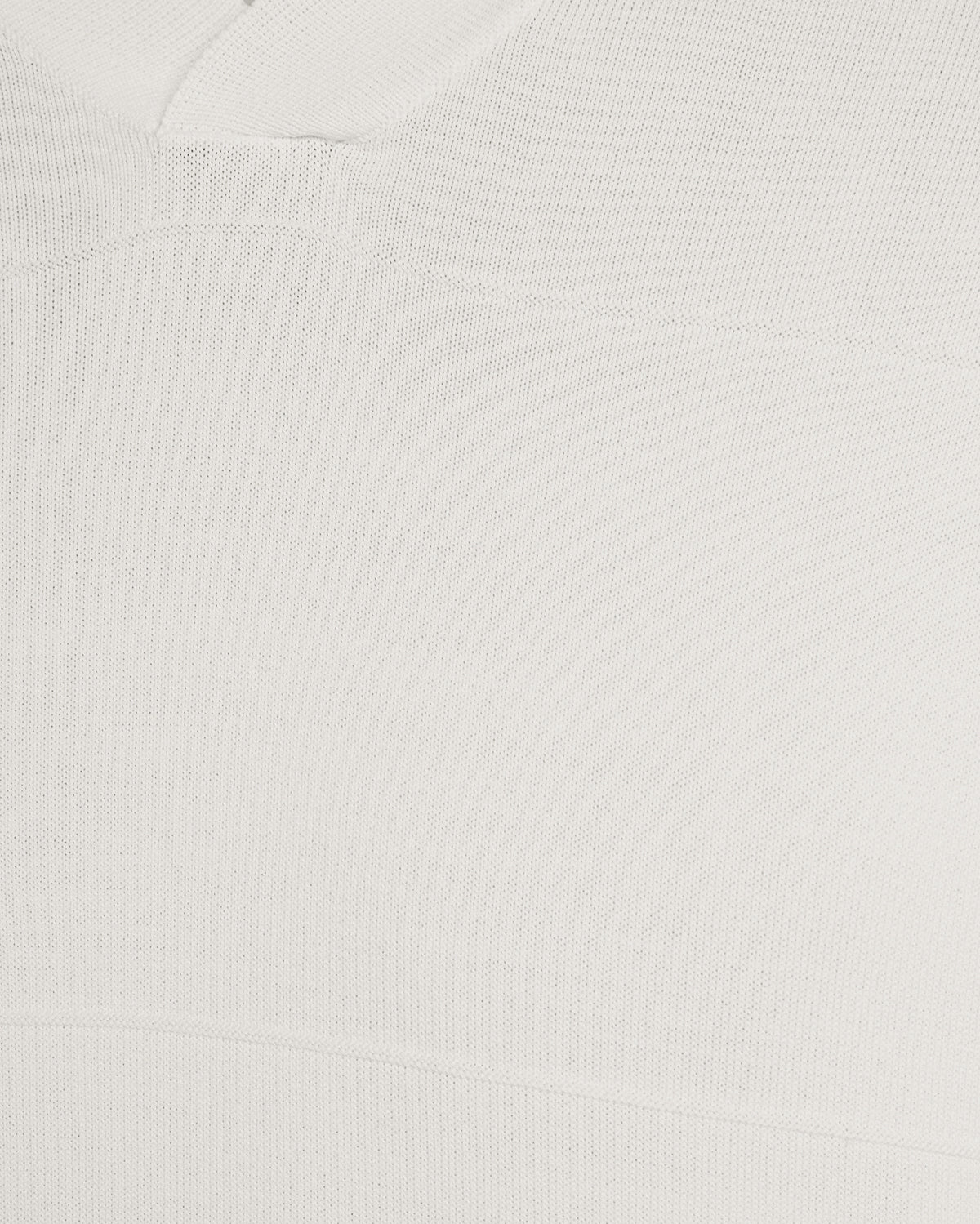 Un homme porte un polo en maille fine à col ouvert, couleur Skylight