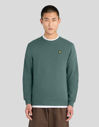 Mann trägt ein „Everyday Cotton“-Sweatshirt mit Rundhalsausschnitt in der Farbe „Silver Pine“
