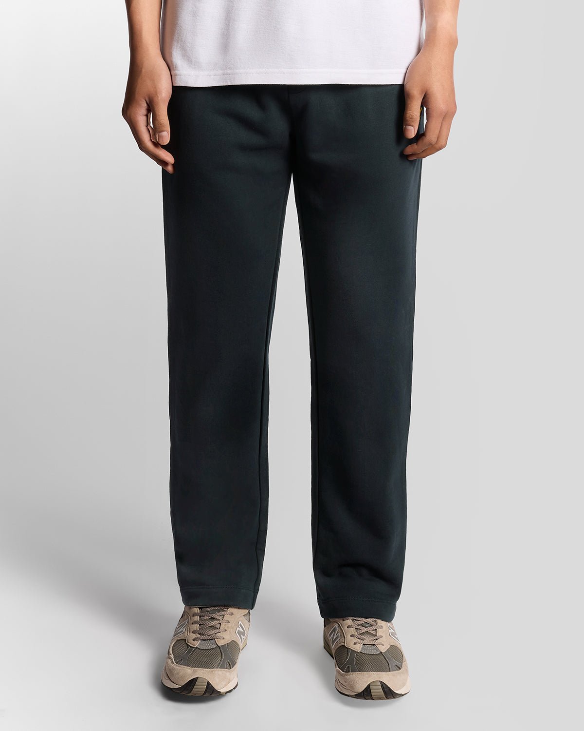 Homme portant un pantalon de jogging en coton à coupe droite, bleu marine foncé
