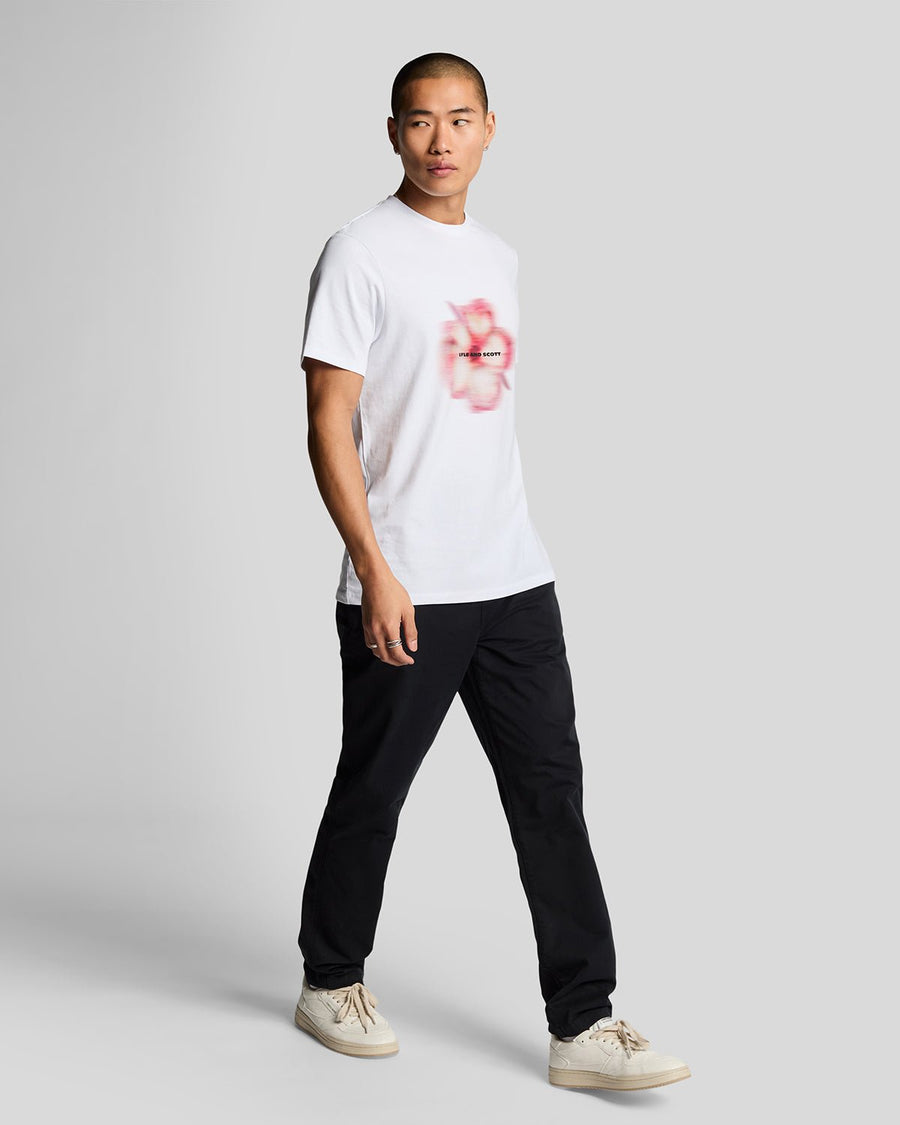 Homme portant un pantalon chino à coupe droite, couleur noir de jais
