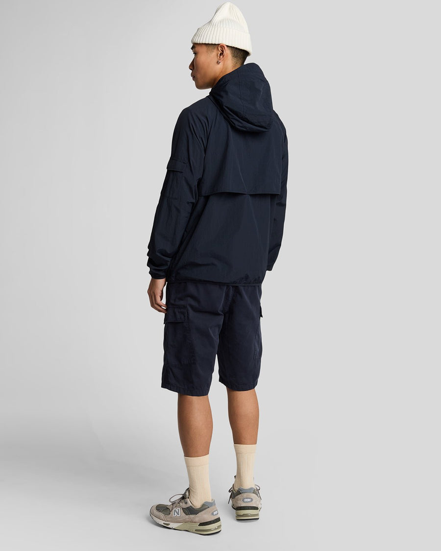 Un homme porte un short cargo bleu marine foncé