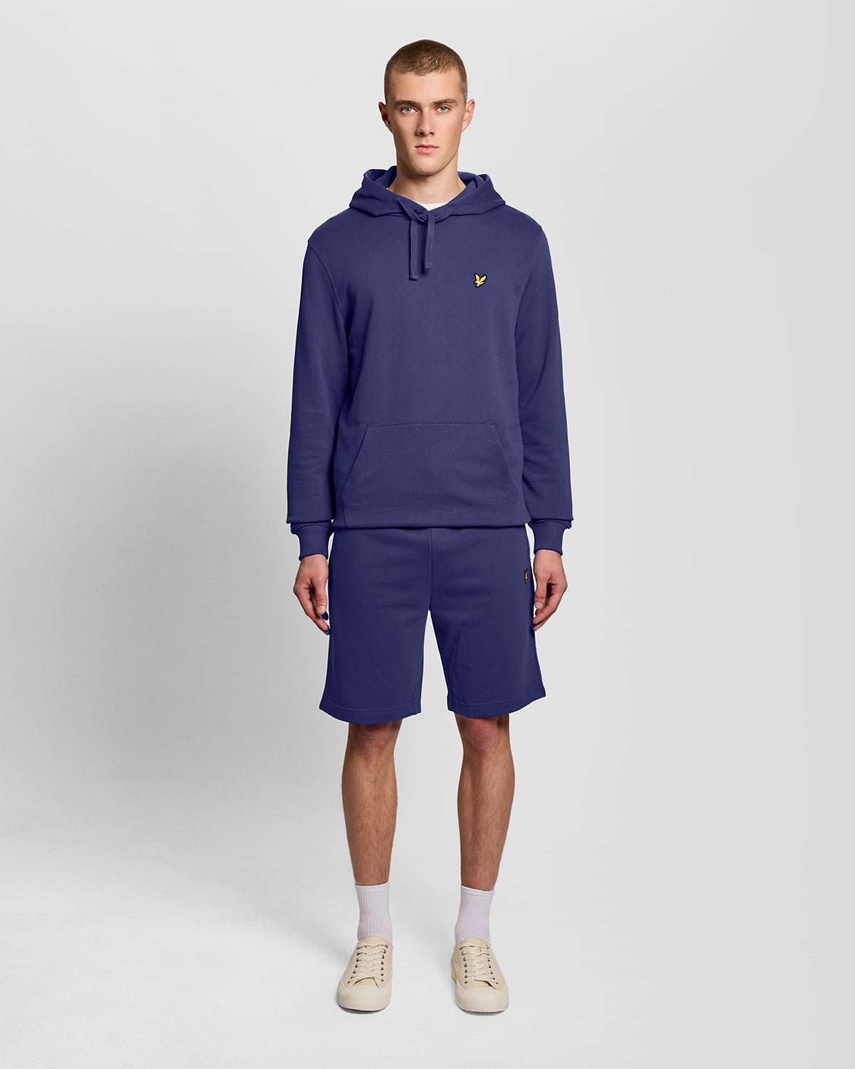 Man draagt een Loopback katoenen hoodie in diep marineblauw