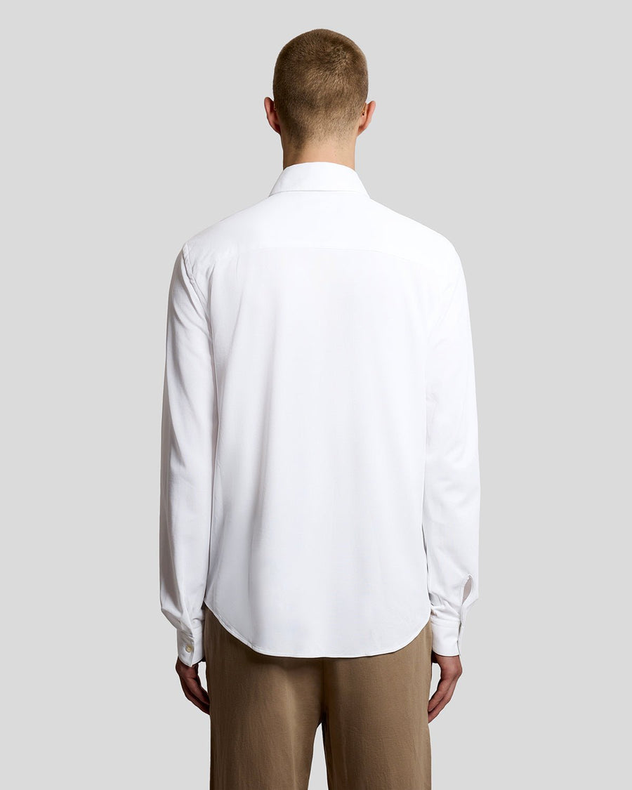 Homme portant une chemise en jersey Oxford de coton blanche