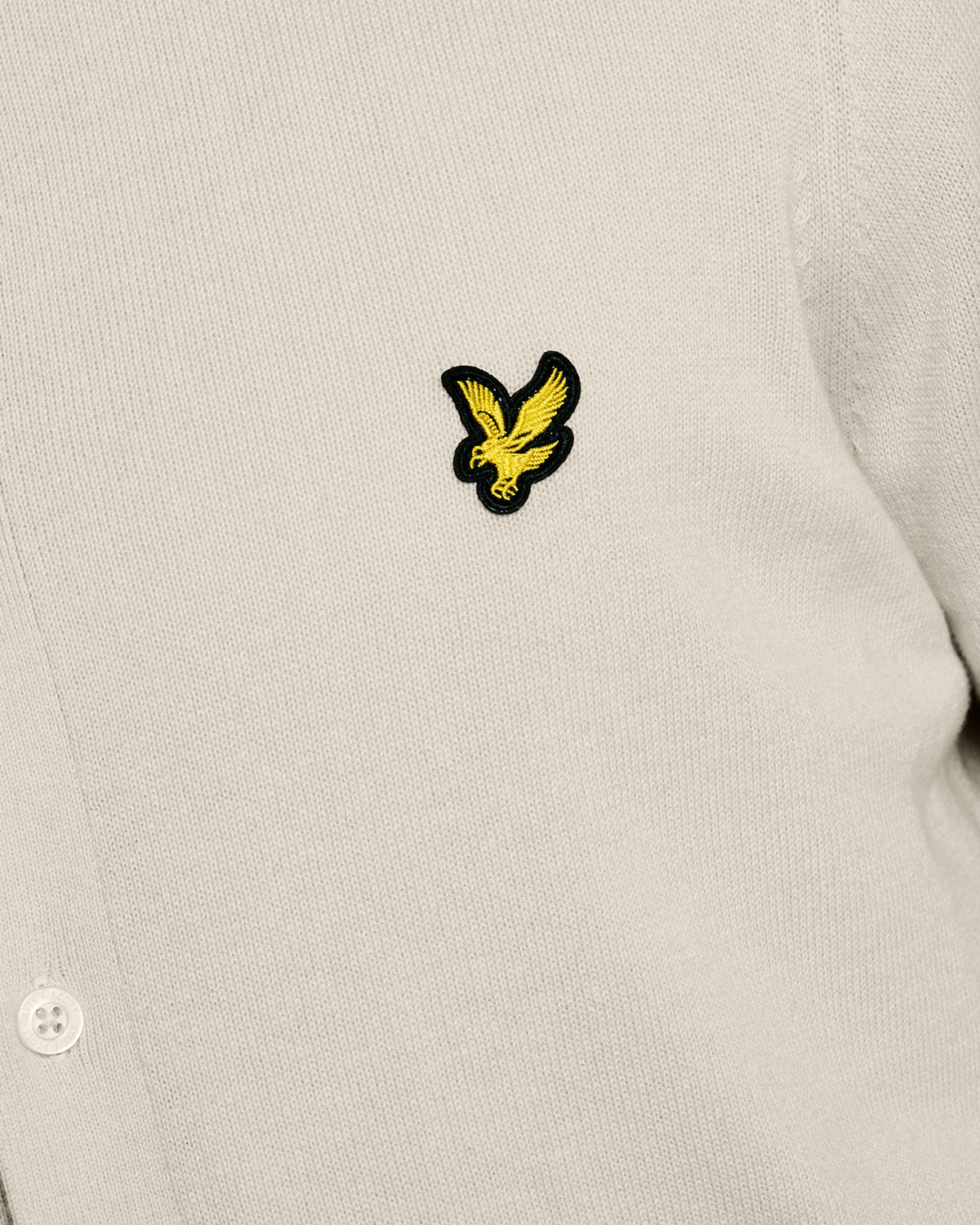 Un homme porte un pull en coton à Cove