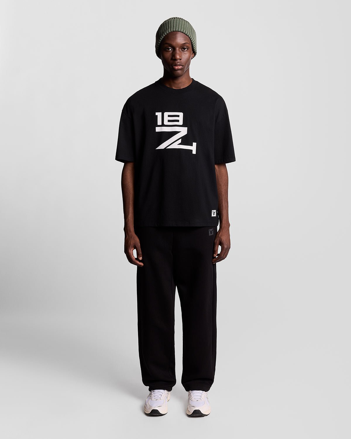 Homme portant un pantalon de jogging Lounge à coupe droite, couleur noir de jais