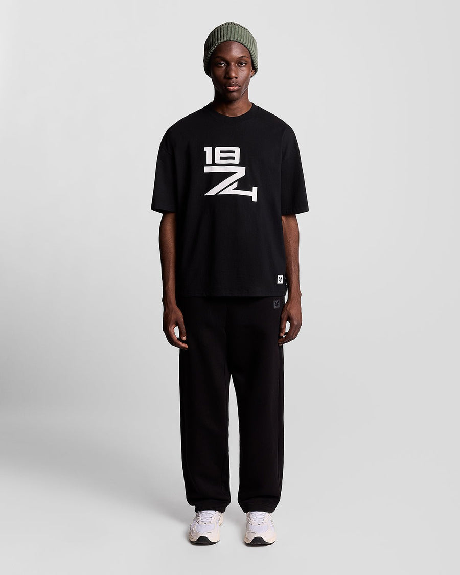 Homme portant un pantalon de jogging Lounge à coupe droite, couleur noir de jais