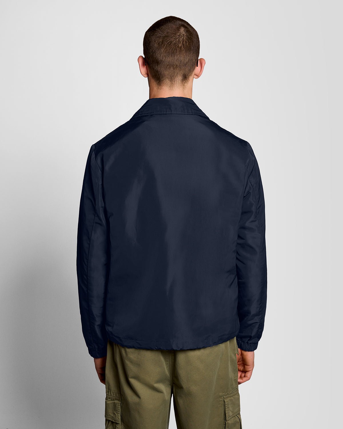 Homme portant une veste Coach légère bleu marine foncé