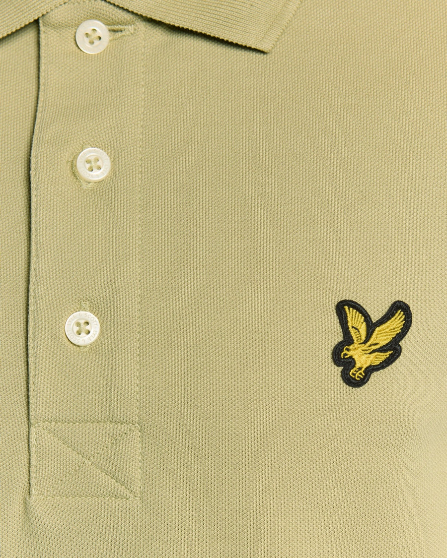 Homme portant un polo en coton vert herbe