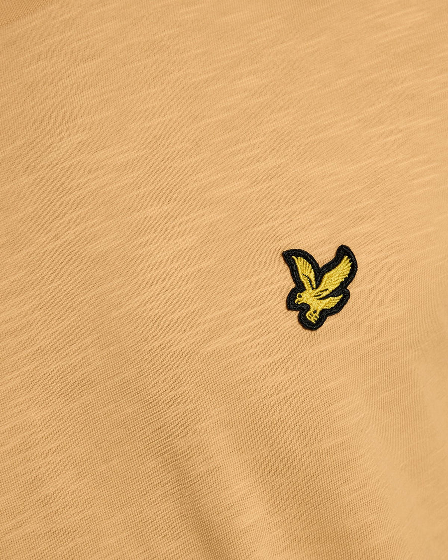 Un homme porte un t-shirt en coton fin texturé, motif nid d'abeille
