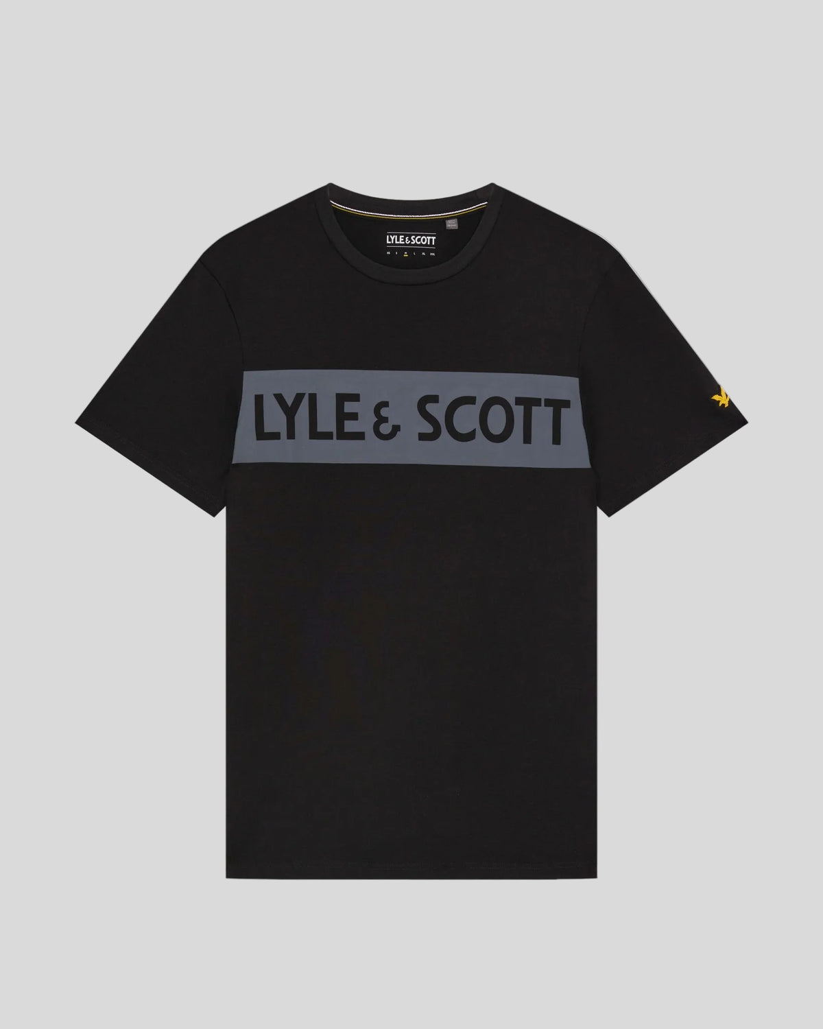 Homme portant un t-shirt à logo sur la poitrine, couleur noir de jais