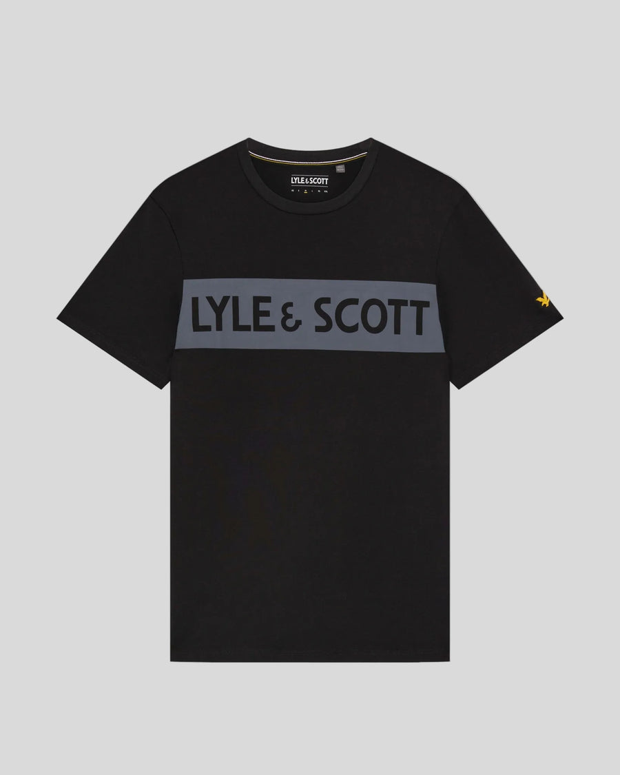 Homme portant un t-shirt à logo sur la poitrine, couleur noir de jais