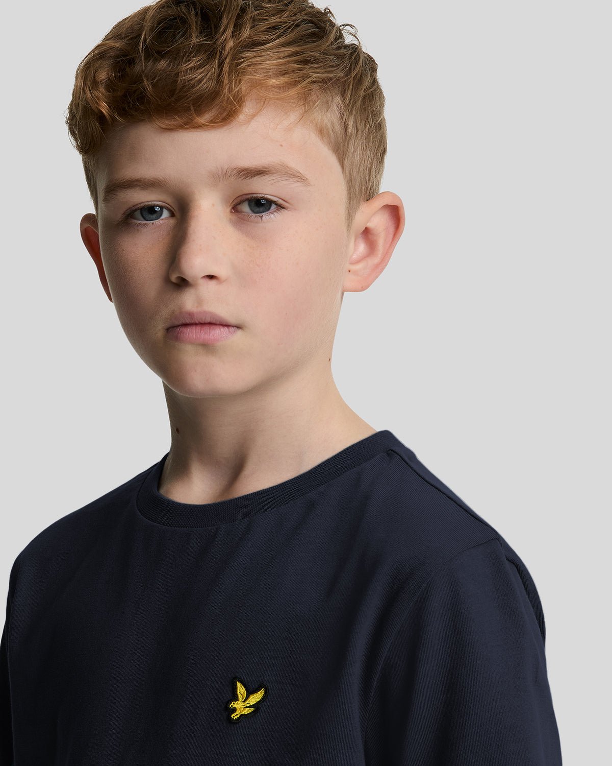 Garçon portant un t-shirt en coton bleu marine