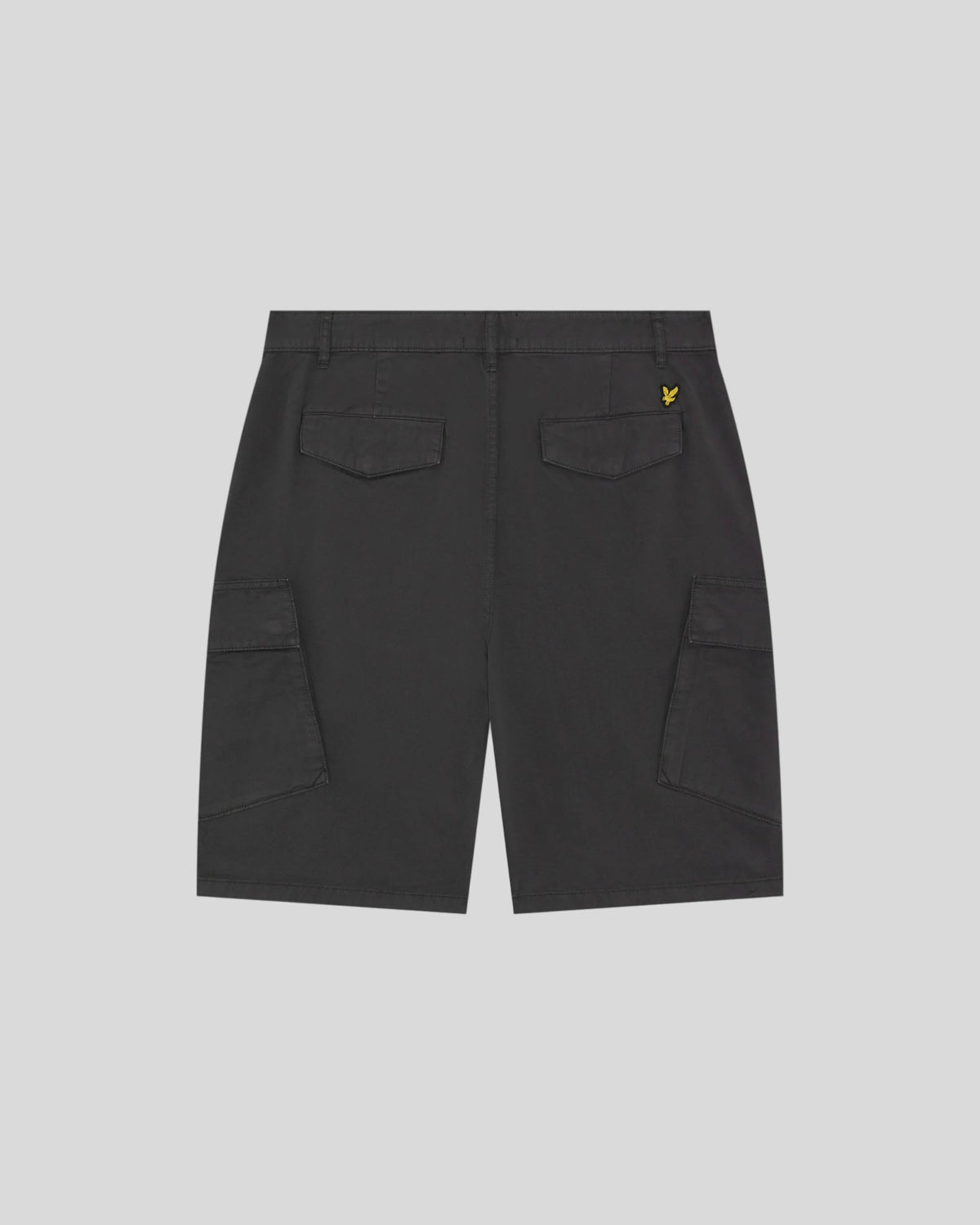Uomo con pantaloncini cargo in cotone color antracite