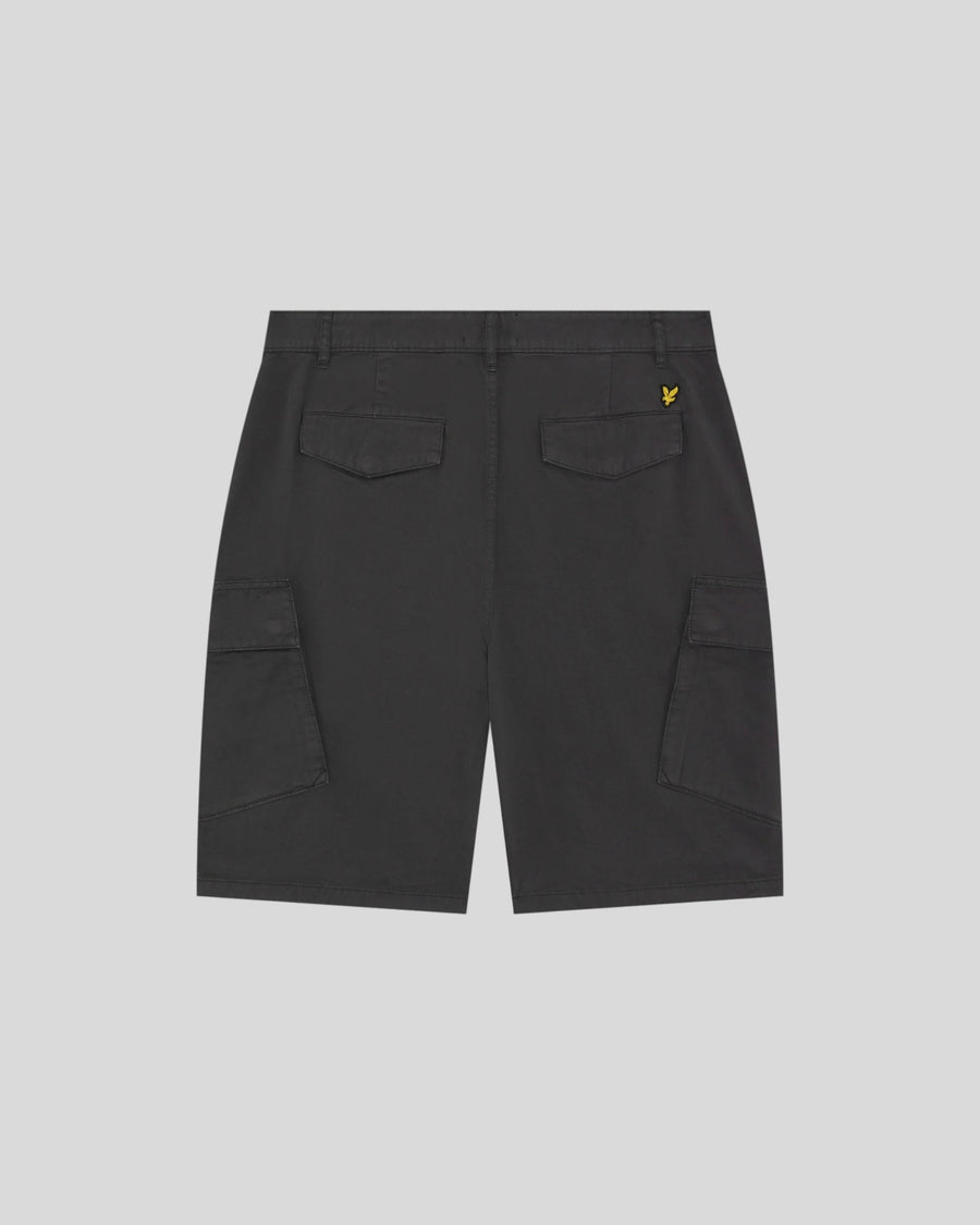 Uomo con pantaloncini cargo in cotone color antracite