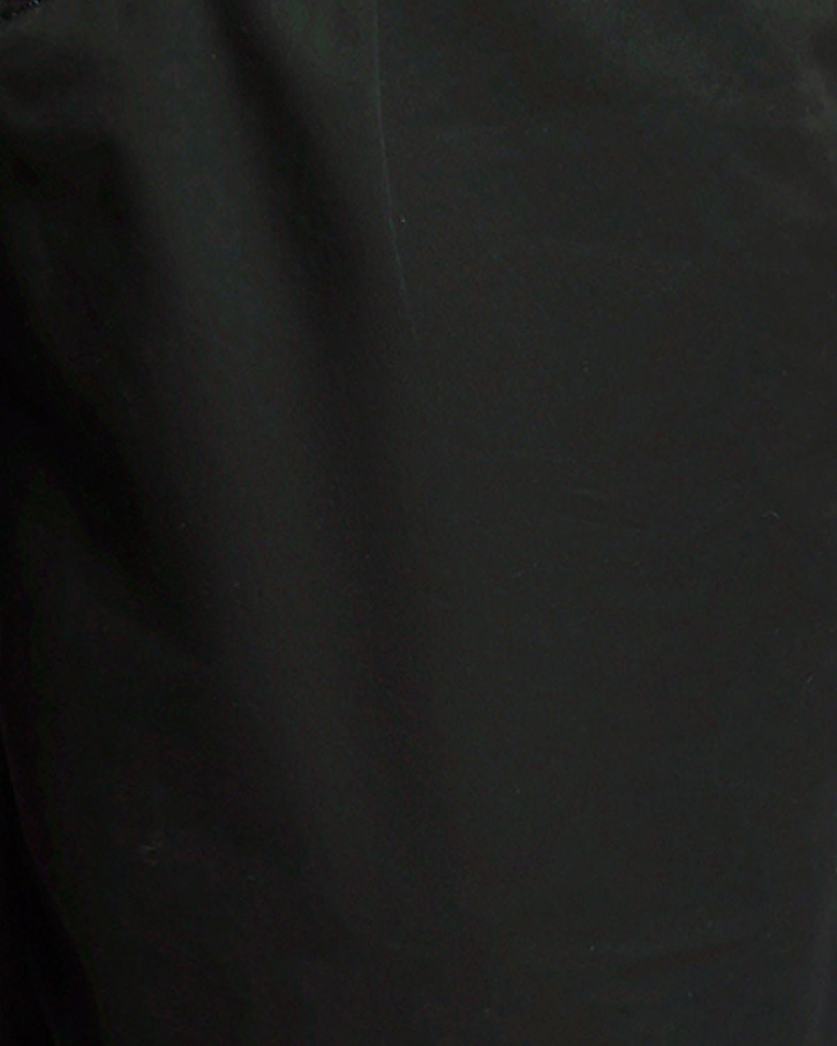 Homme portant un short chino en coton ultrafin, couleur laquée
