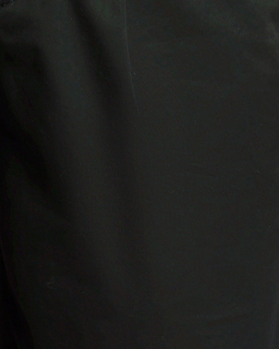 Homme portant un short chino en coton ultrafin, couleur laquée