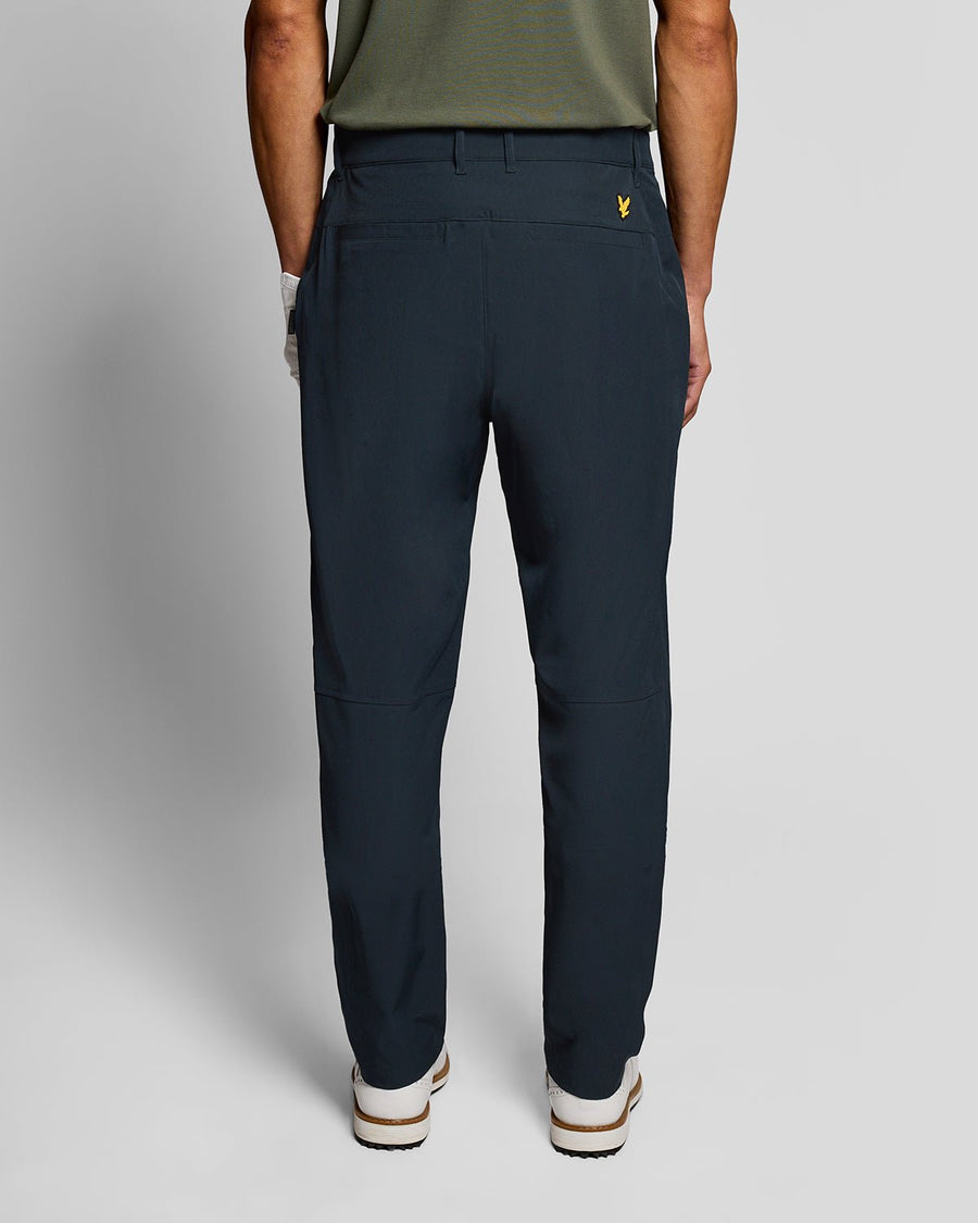 Homme portant un pantalon chino bleu marine foncé