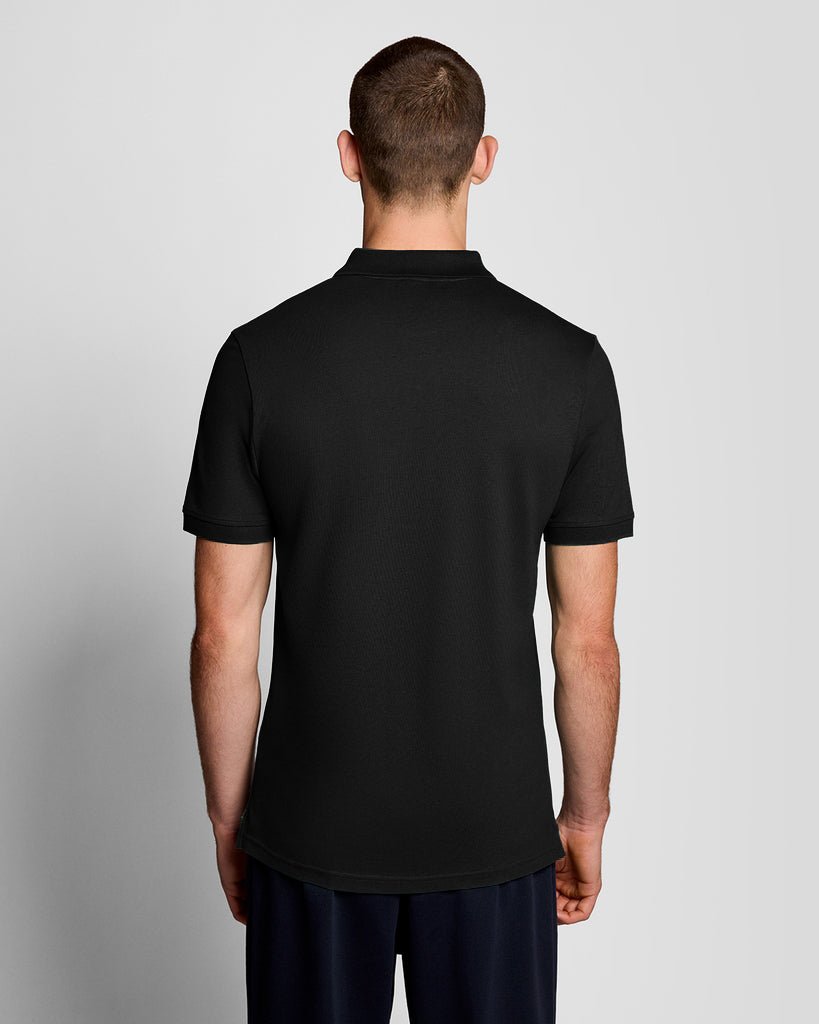 Un homme porte un polo en coton « Everyday » couleur Saddle